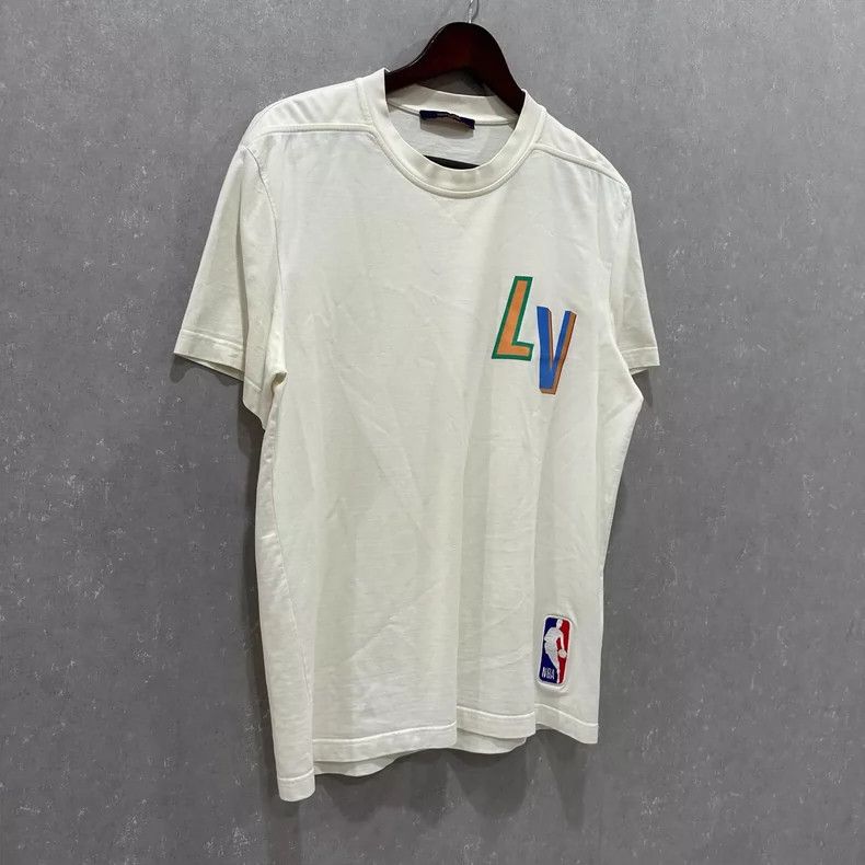 Louis Vuitton Louis Vuitton NBA Logo Short Sleeve T-Shirt Size US M / EU 48-50 / 2 - 3 Thumbnail