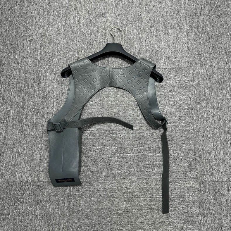 Louis Vuitton Louis Vuitton Tactical Vest in Textured Leather Size US M / EU 48-50 / 2 - 5 Thumbnail
