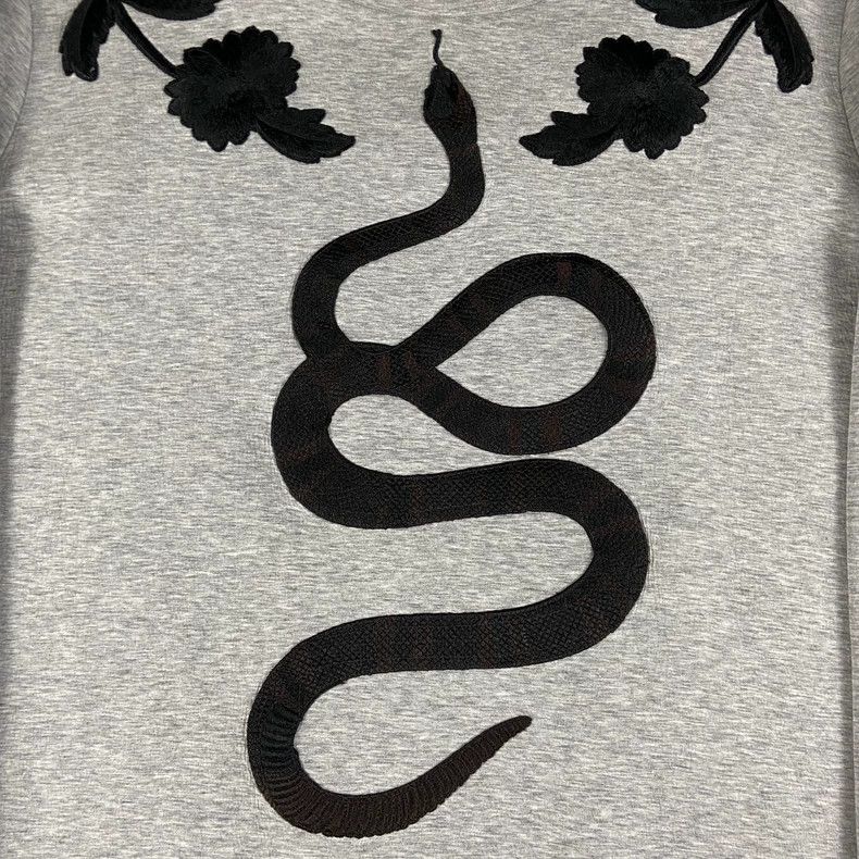 Gucci Gucci Snake Logo Embroidered Sweatshirt Size L Size US L / EU 52-54 / 3 - 2 Thumbnail