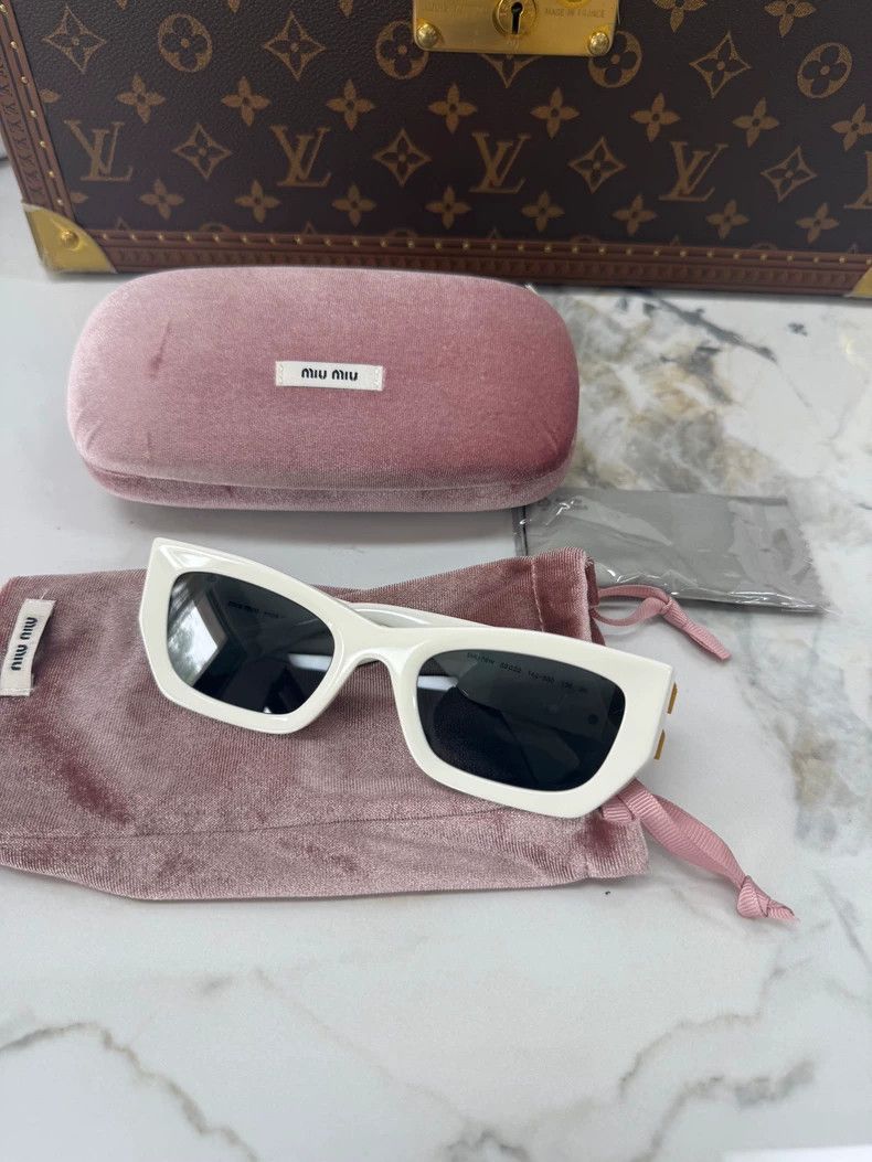 Miu Miu Miu Miu White Sunglasses with Gold Logo Size ONE SIZE - 5 Thumbnail