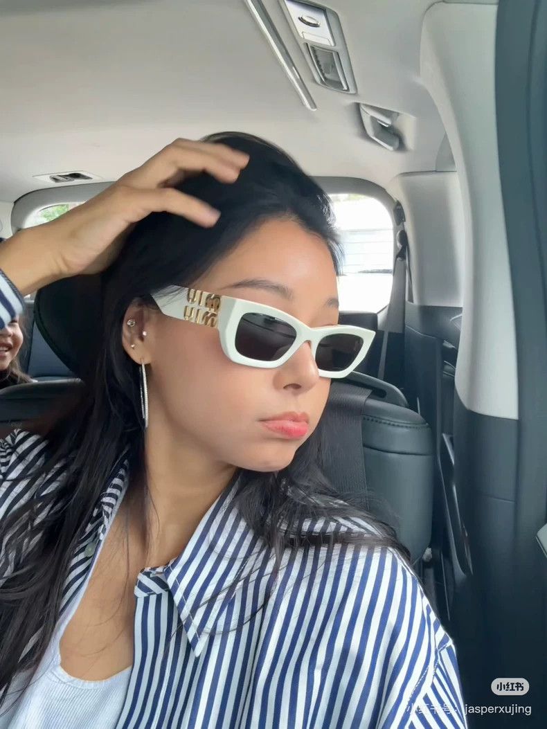 Miu Miu Miu Miu White Sunglasses with Gold Logo Size ONE SIZE - 7 Thumbnail