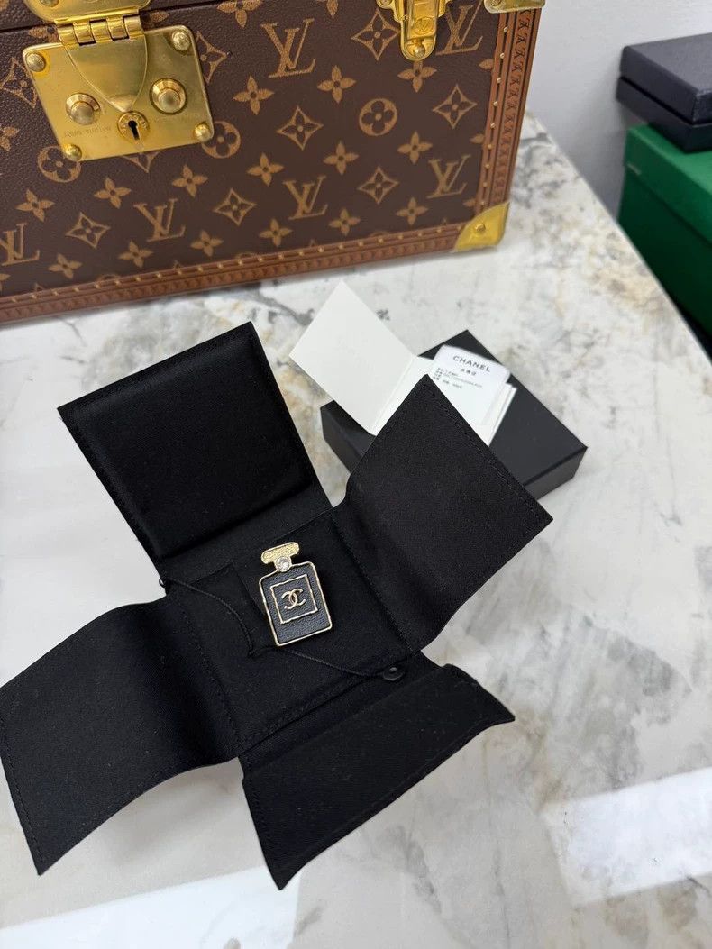Chanel Chanel Perfume Bottle Leather Brooch Pin Size ONE SIZE - 3 Thumbnail