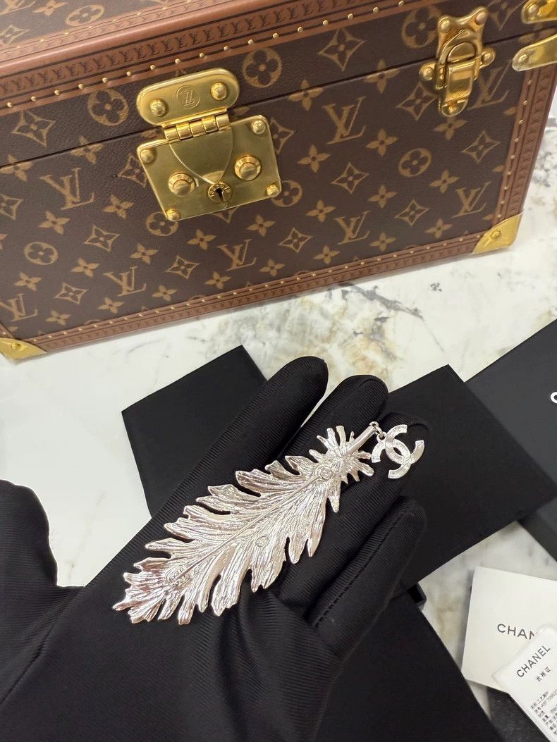 Chanel Chanel Silver Feather Brooch with Logo Size ONE SIZE - 5 Thumbnail