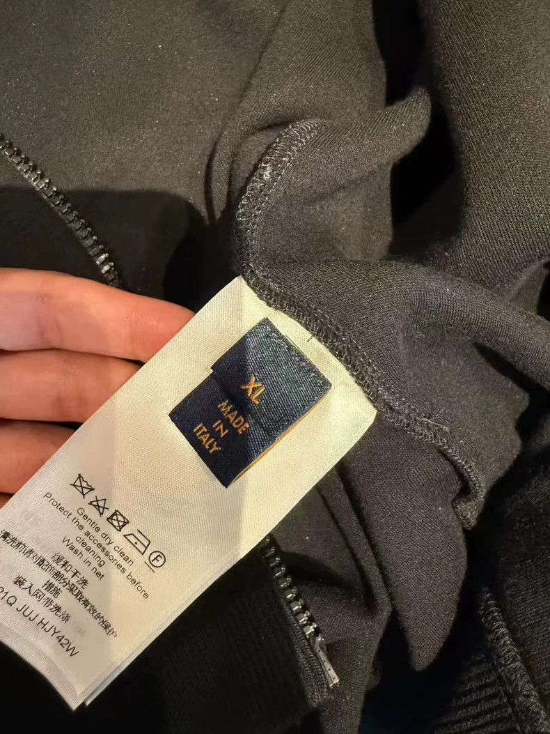 Louis Vuitton Louis Vuitton Black Hoodie with Tag Size US XL / EU 56 / 4 - 5 Thumbnail