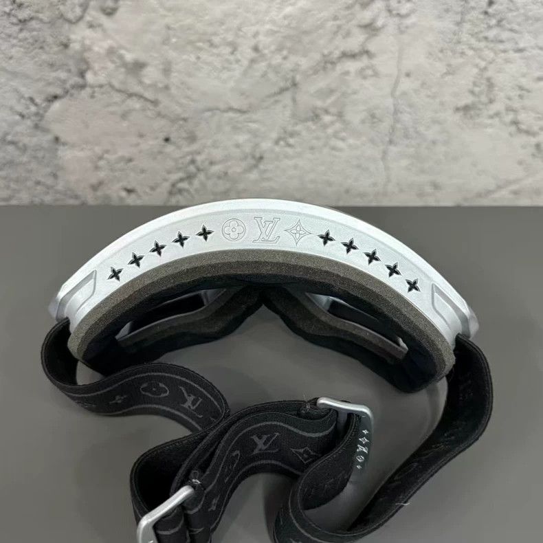 Louis Vuitton Louis Vuitton Ski Goggles with Case Size ONE SIZE - 5 Thumbnail