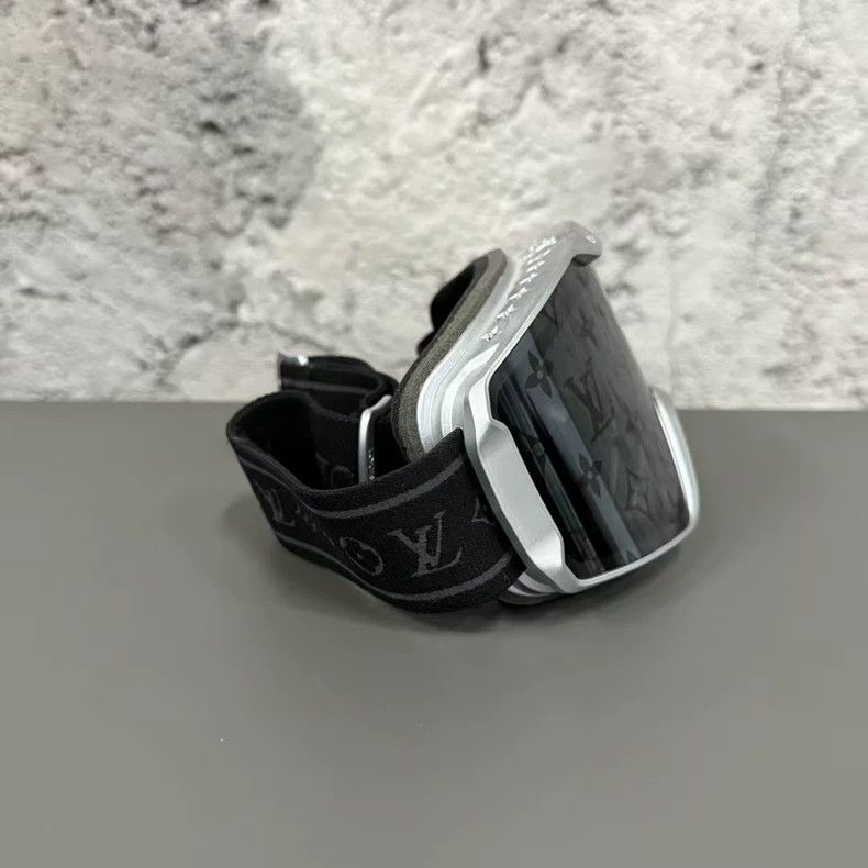 Louis Vuitton Louis Vuitton Ski Goggles with Case Size ONE SIZE - 3 Thumbnail
