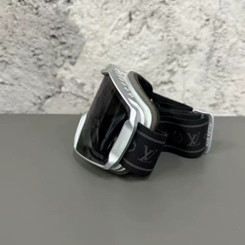 Louis Vuitton Louis Vuitton Ski Goggles with Case Size ONE SIZE - 4 Thumbnail