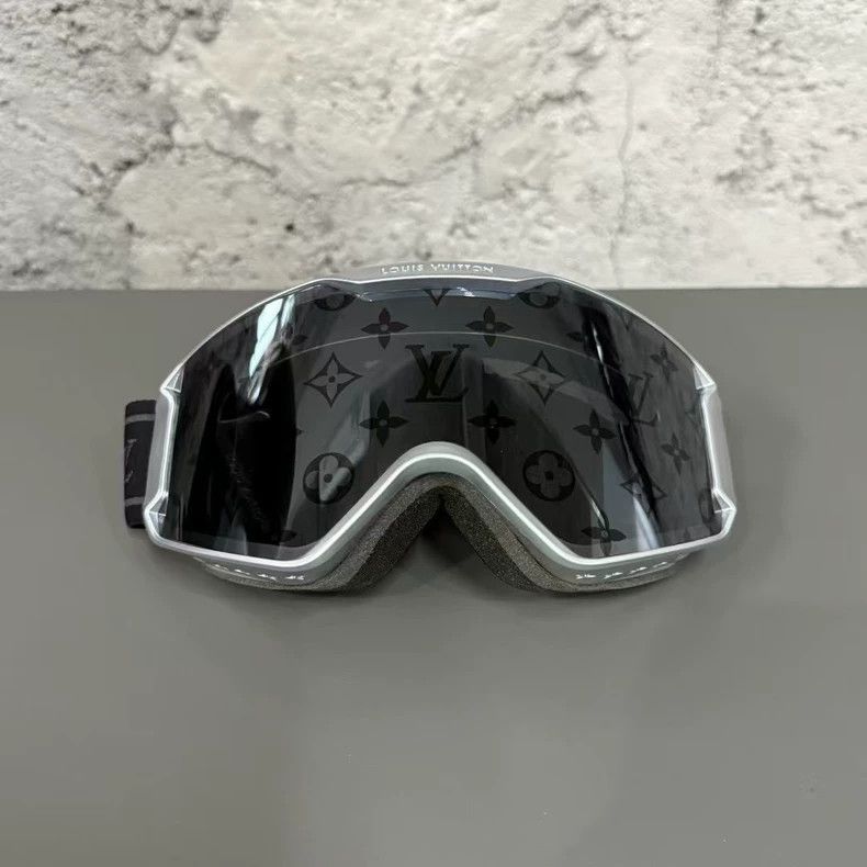Louis Vuitton Louis Vuitton Ski Goggles with Case Size ONE SIZE - 2 Thumbnail