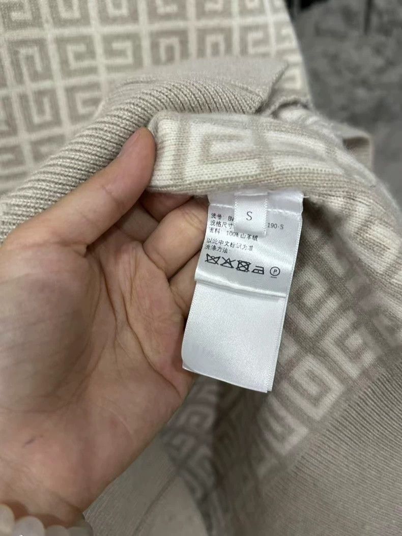Givenchy Givenchy Cashmere Cardigan in Beige Color Size US S / EU 44-46 / 1 - 6 Thumbnail
