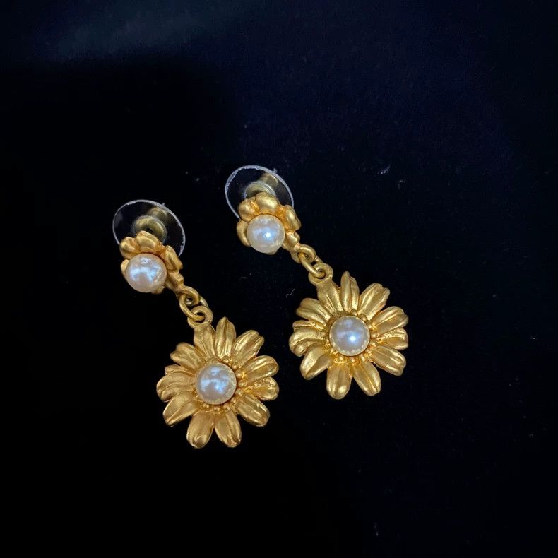 Kenzo KENZO Vintage Pearl Daisy Earrings Size ONE SIZE - 5 Thumbnail