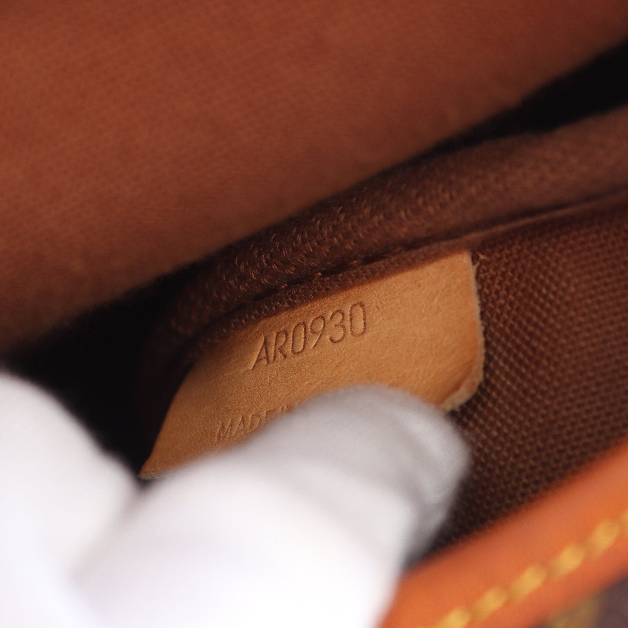 Louis Vuitton Louis Vuitton Saumur 35 Monogram Shoulder Bag Leather Brown Size ONE SIZE - 6 Thumbnail