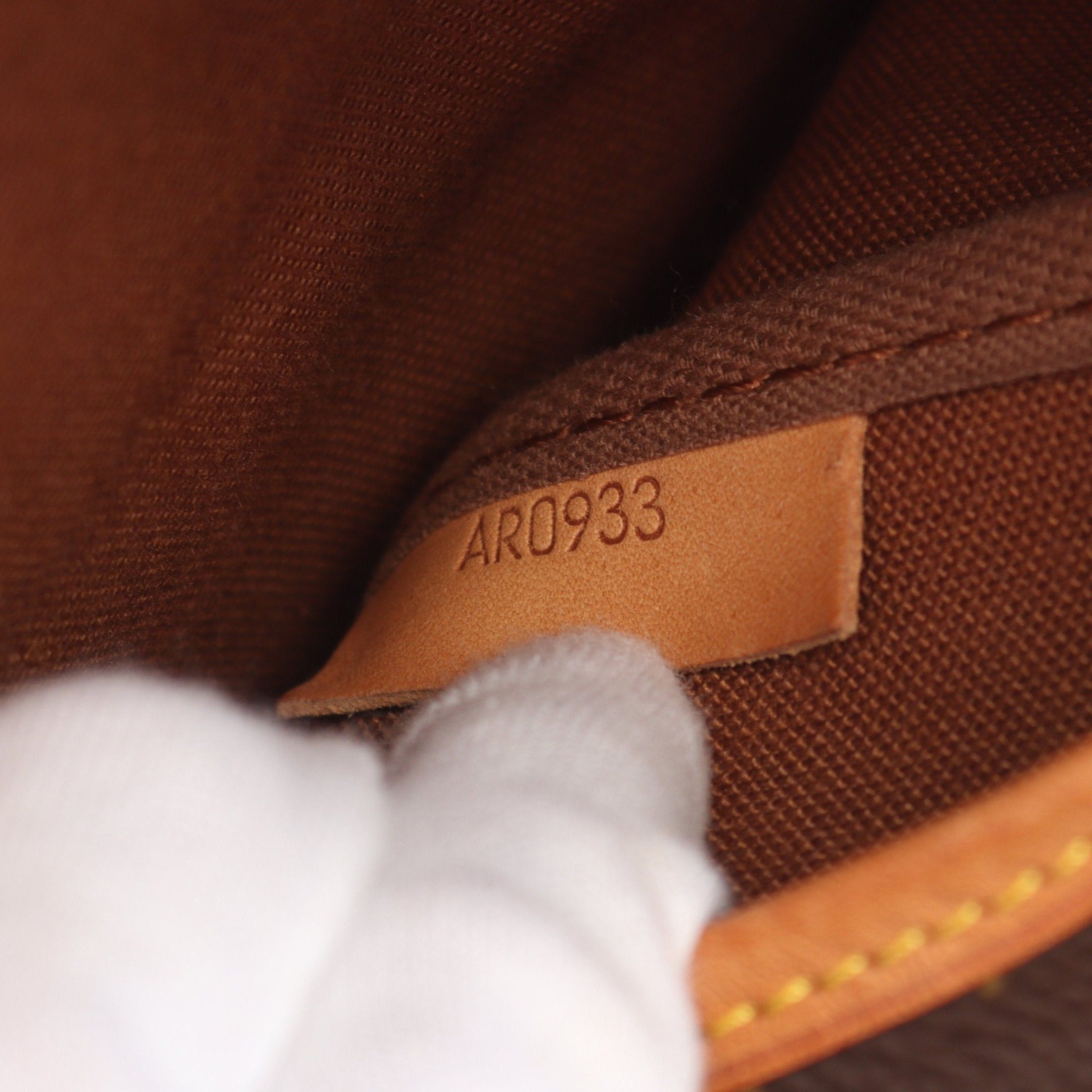 Louis Vuitton Louis Vuitton Saumur 35 Monogram Shoulder Bag Leather Brown Size ONE SIZE - 6 Thumbnail
