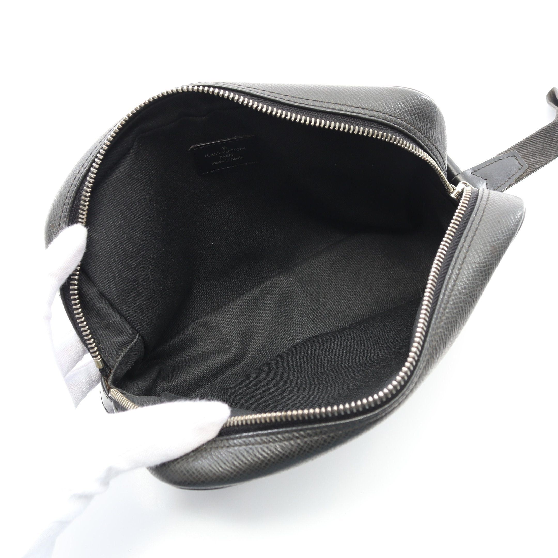 Louis Vuitton Louis Vuitton Karga Taiga Ardoise Second Bag Clutch Leather Black Size ONE SIZE - 3 Thumbnail