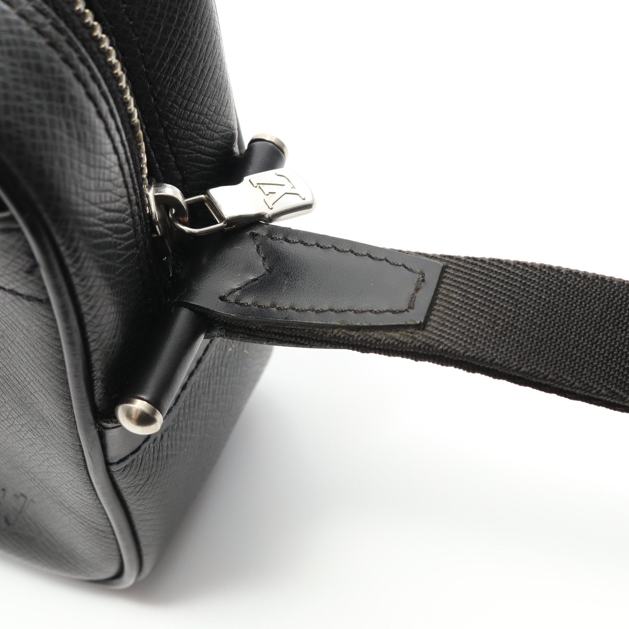 Louis Vuitton Louis Vuitton Karga Taiga Ardoise Second Bag Clutch Leather Black Size ONE SIZE - 9 Thumbnail