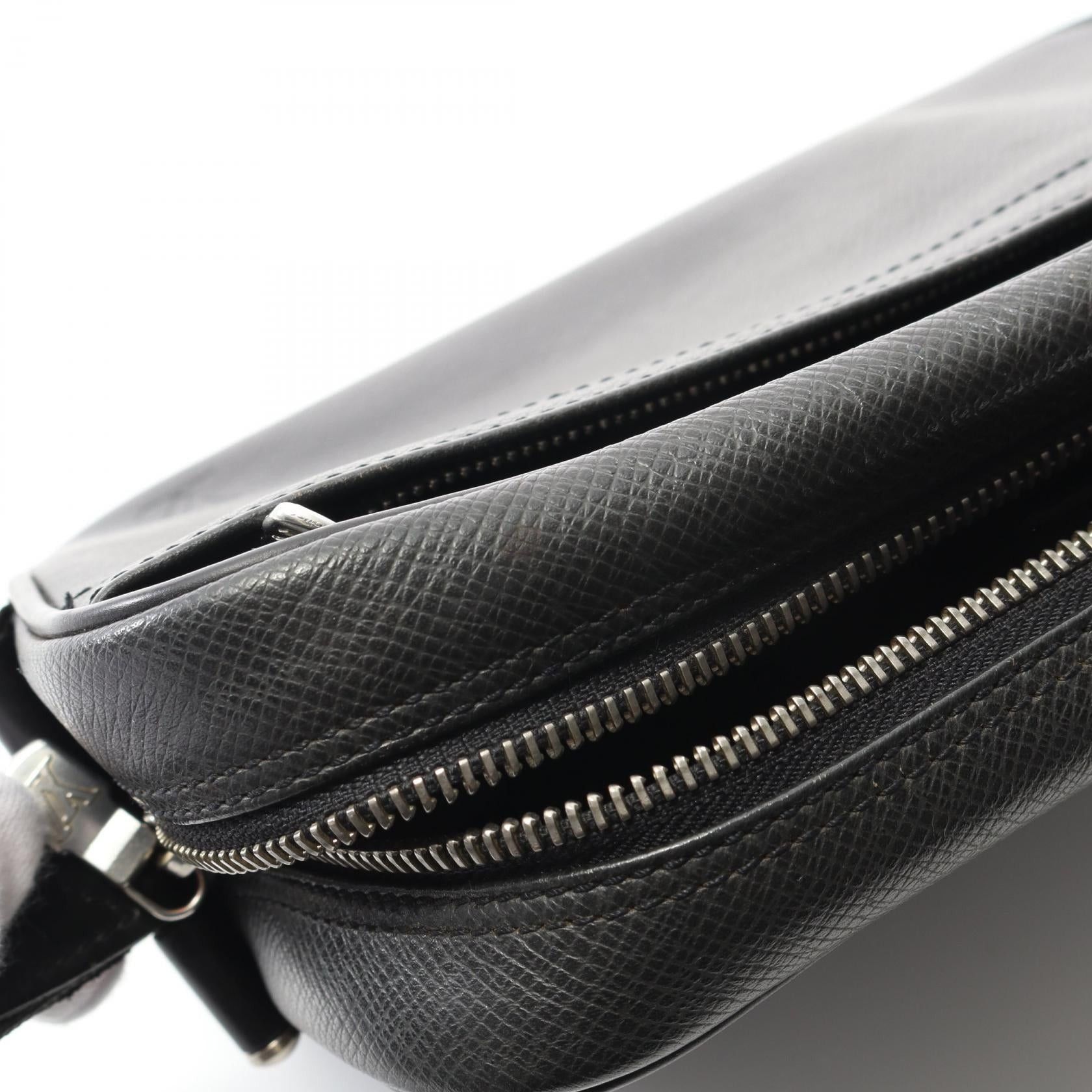 Louis Vuitton Louis Vuitton Karga Taiga Ardoise Second Bag Clutch Leather Black Size ONE SIZE - 7 Thumbnail