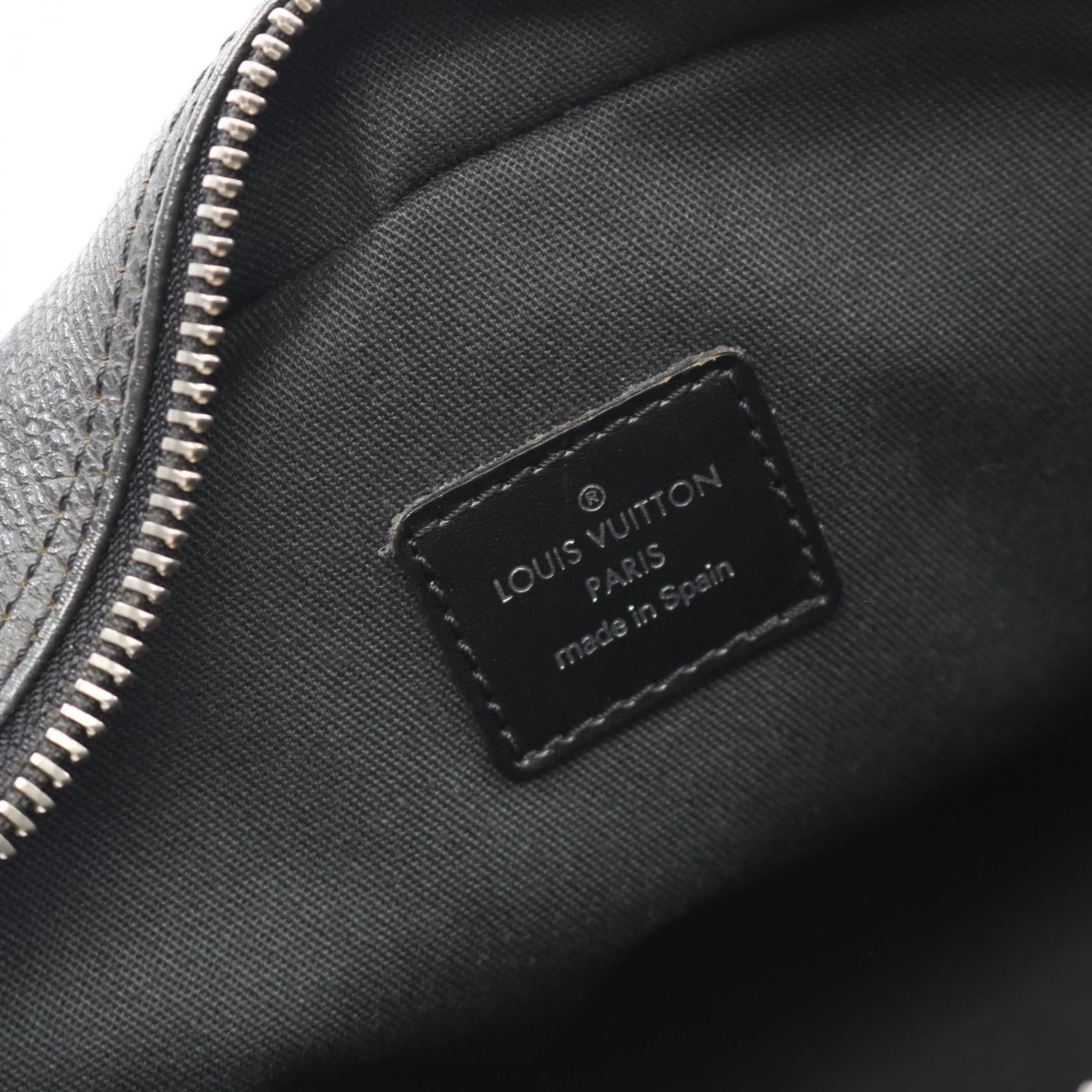 Louis Vuitton Louis Vuitton Karga Taiga Ardoise Second Bag Clutch Leather Black Size ONE SIZE - 4 Thumbnail