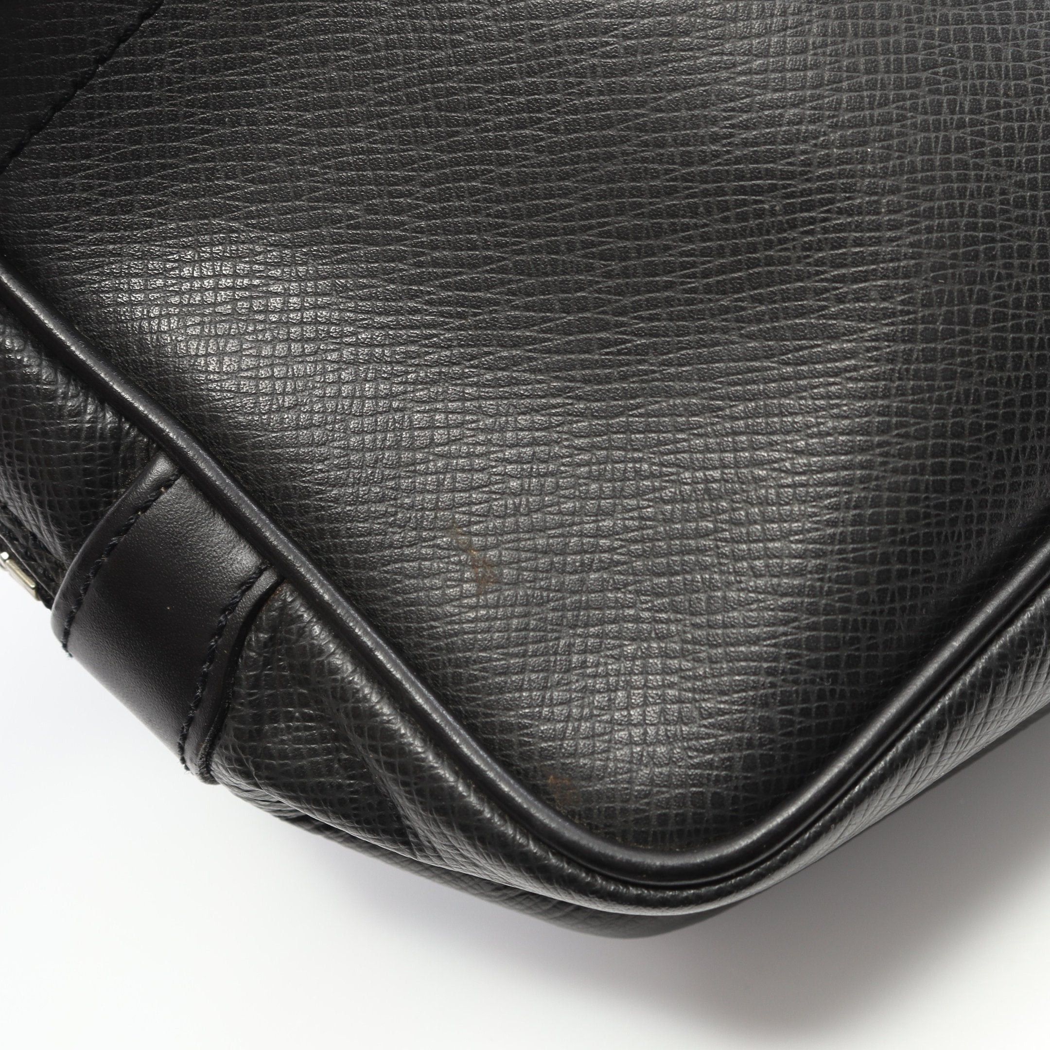 Louis Vuitton Louis Vuitton Karga Taiga Ardoise Second Bag Clutch Leather Black Size ONE SIZE - 8 Thumbnail