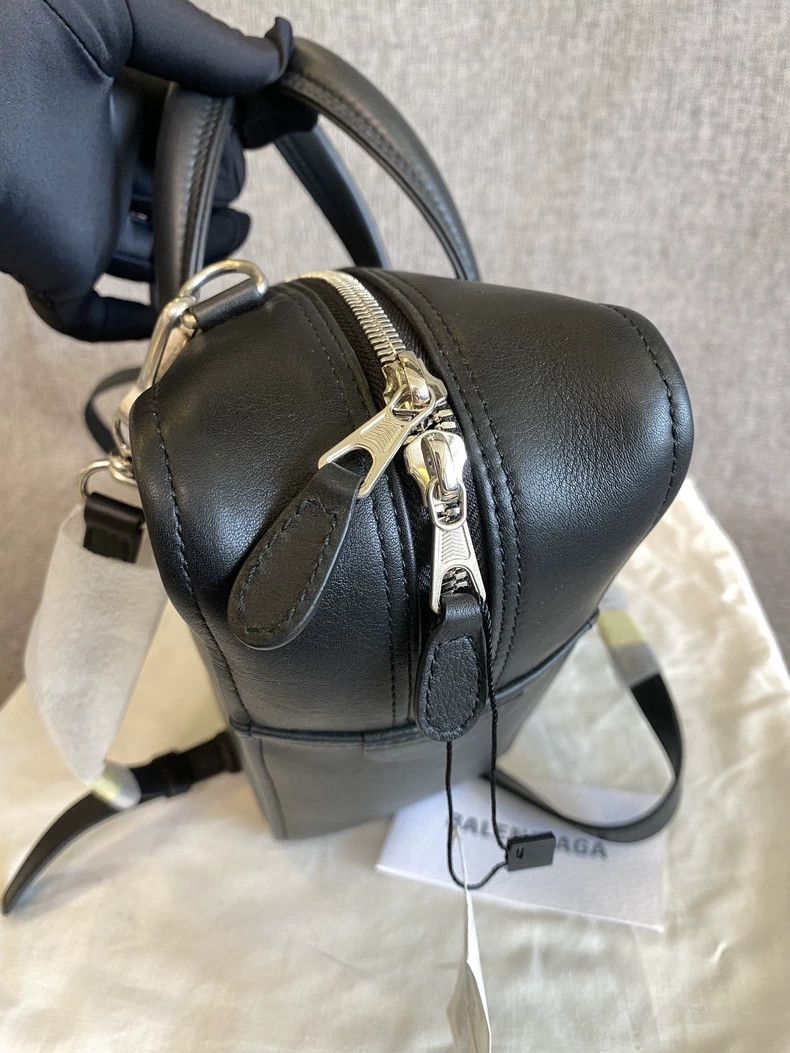 Balenciaga Balenciaga Triangle Bag Black Leather Handbag Size ONE SIZE - 4 Thumbnail
