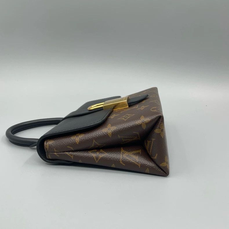 Louis Vuitton Louis Vuitton Lock Me Handbag with Strap Size ONE SIZE - 3 Thumbnail