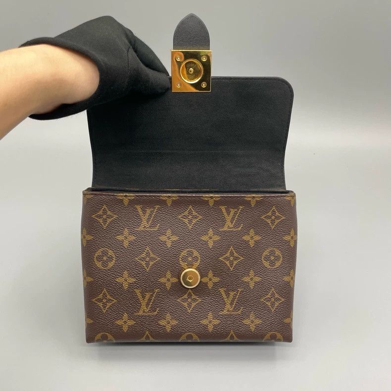Louis Vuitton Louis Vuitton Lock Me Handbag with Strap Size ONE SIZE - 8 Thumbnail