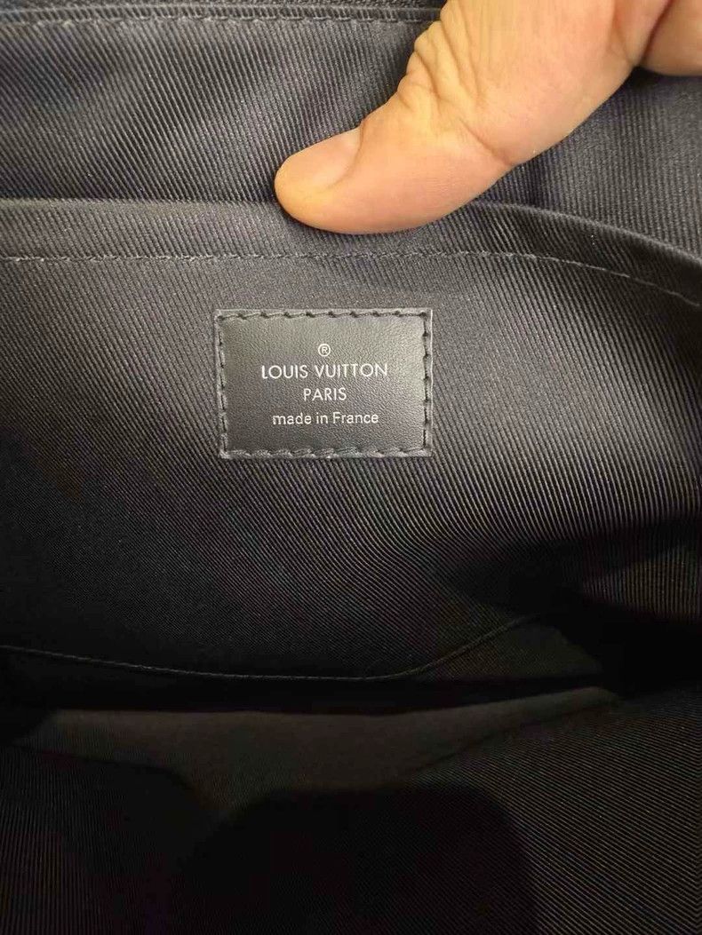 Louis Vuitton Louis Vuitton Black Logo Clutch Bag Size ONE SIZE - 4 Thumbnail