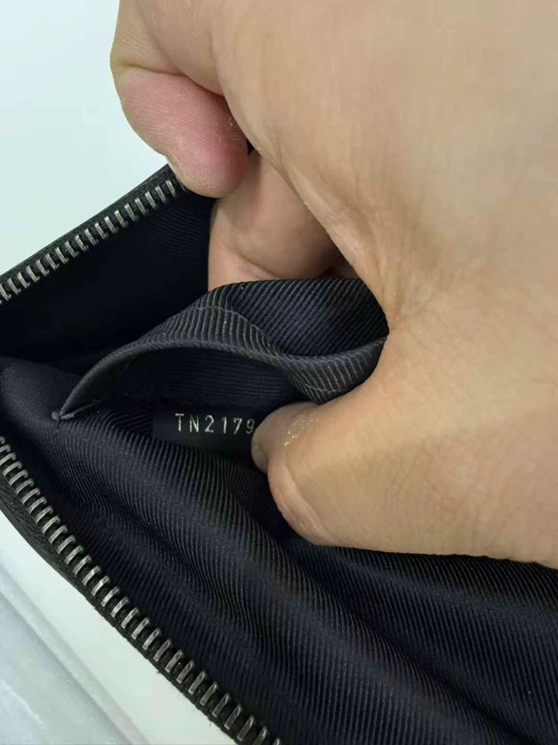 Louis Vuitton Louis Vuitton Black Logo Clutch Bag Size ONE SIZE - 5 Thumbnail
