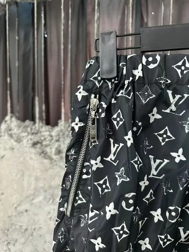 Louis Vuitton Louis Vuitton Black Printed Shorts Size 34 Size 34" / US 12 / IT 48 - 3 Thumbnail