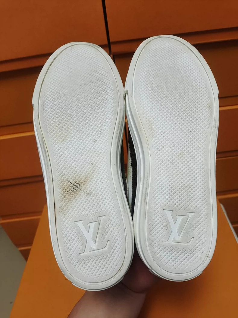 Louis Vuitton LV Sneaker White with Black Accents Size US 5 / IT 35 - 9 Thumbnail