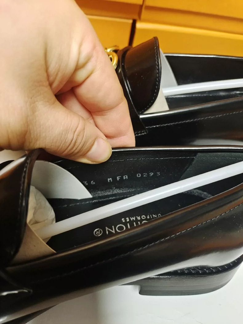 Louis Vuitton LV Leather Flats with Metallic Logo Design Size US 6 / IT 36 - 7 Thumbnail