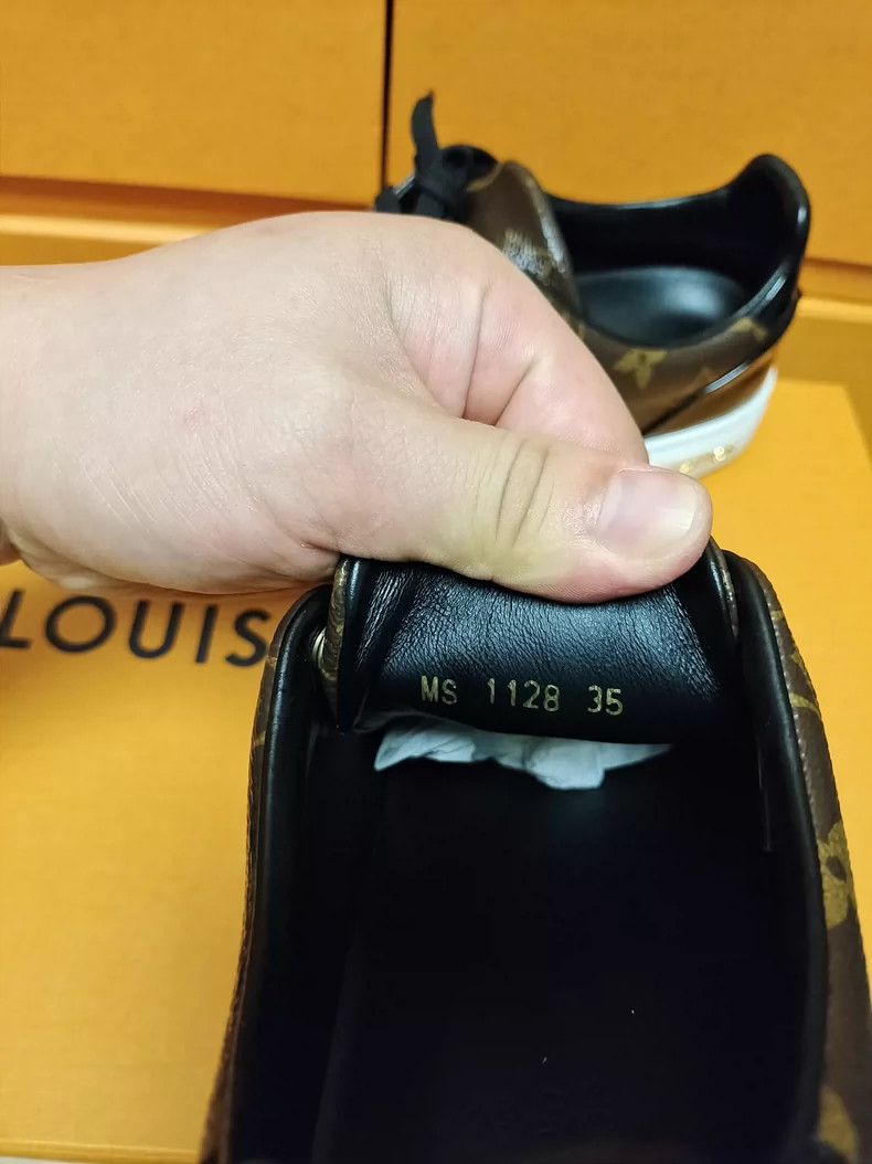 Louis Vuitton Classic Louis Vuitton Low Top Sneakers for Women Size US 5 / IT 35 - 7 Thumbnail