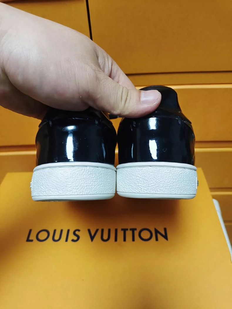 Louis Vuitton Classic Louis Vuitton Low Top Sneakers for Women Size US 5 / IT 35 - 8 Thumbnail