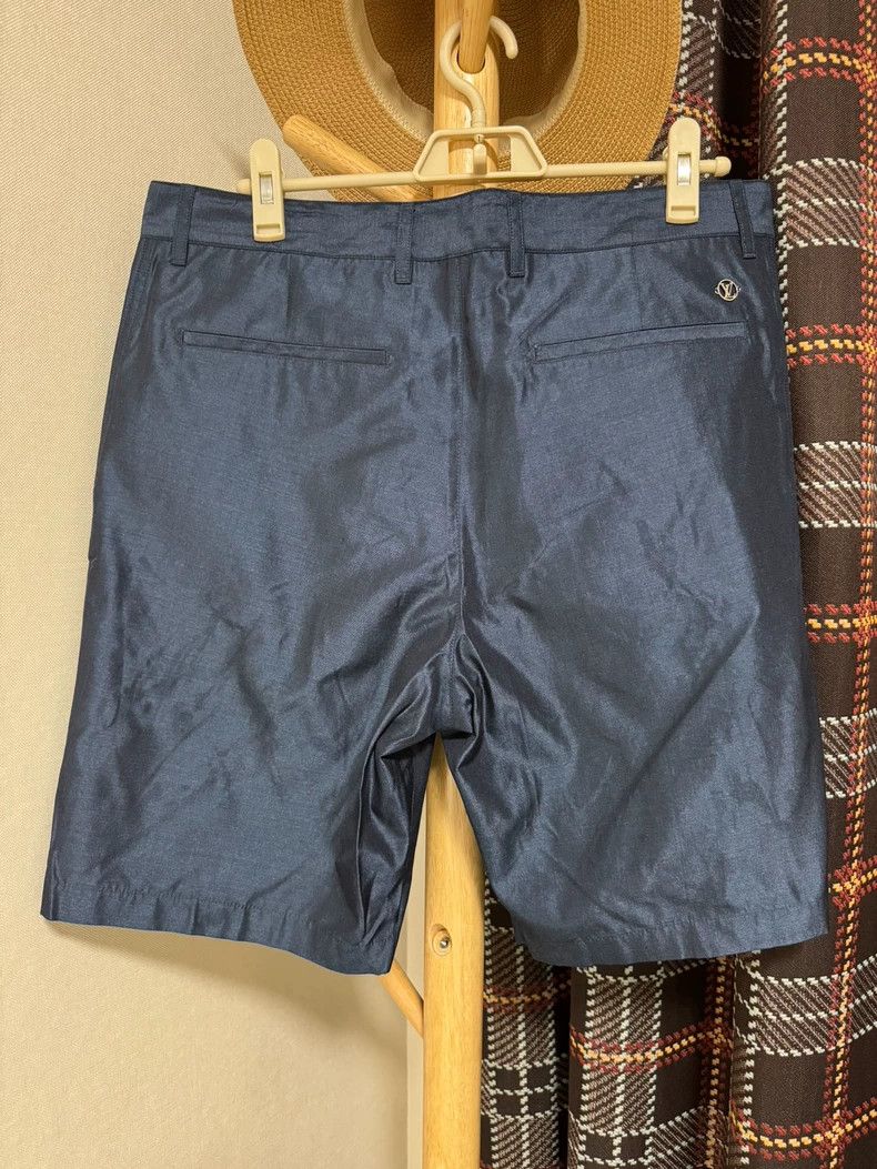Louis Vuitton Louis Vuitton Casual Shorts in 100% Silk Size US 40 / EU 56 - 2 Thumbnail