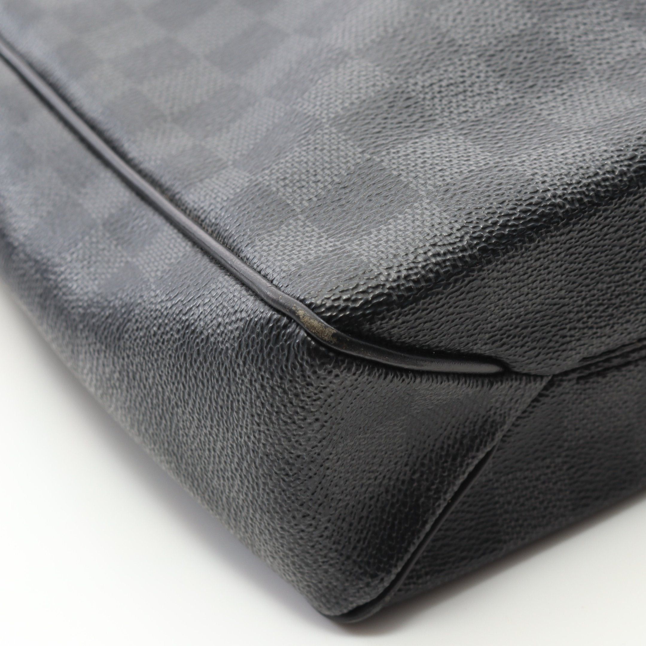 Louis Vuitton Louis Vuitton District Mm Damier Graphite Shoulder Bag Leather Black Size ONE SIZE - 6 Thumbnail