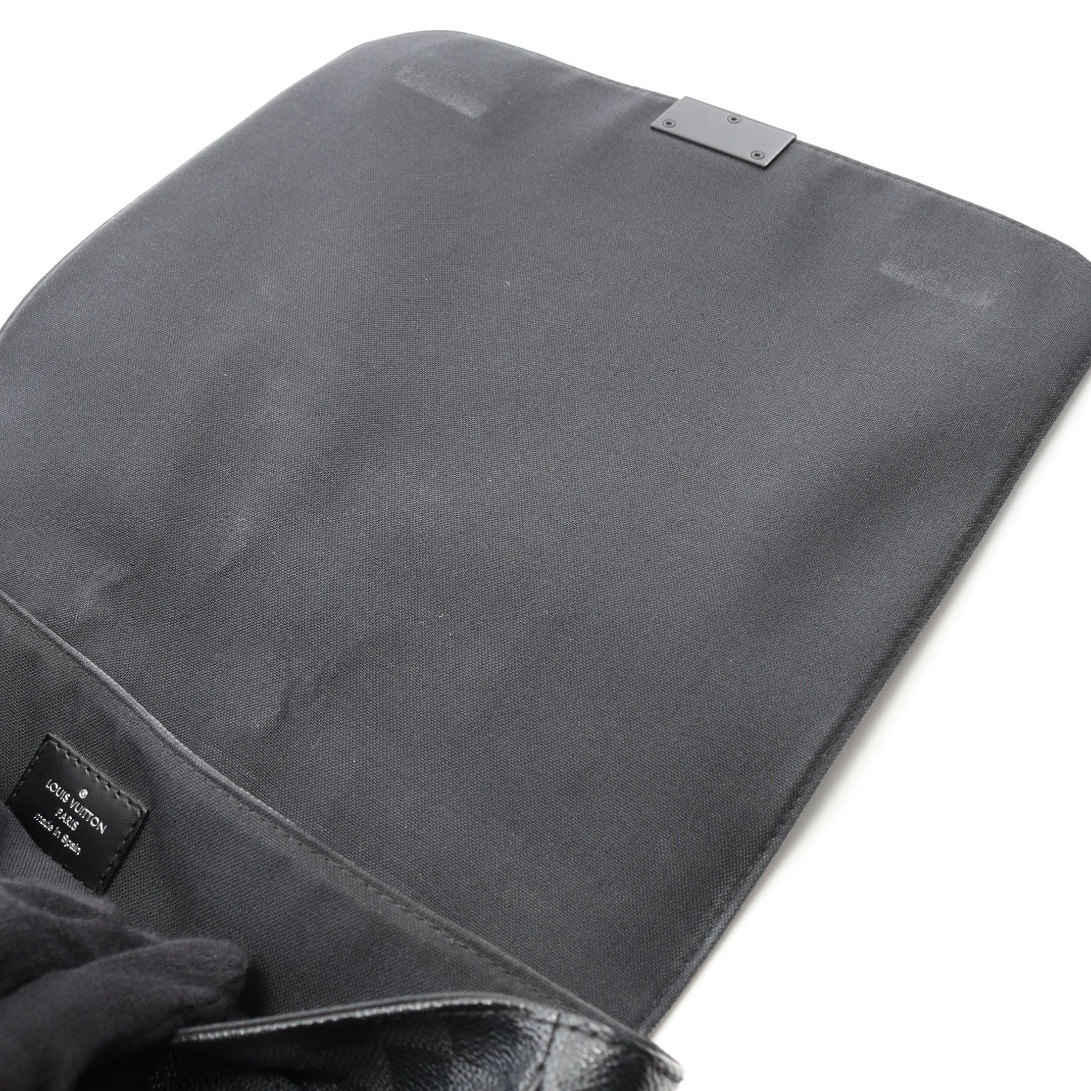 Louis Vuitton Louis Vuitton District Mm Damier Graphite Shoulder Bag Leather Black Size ONE SIZE - 8 Thumbnail
