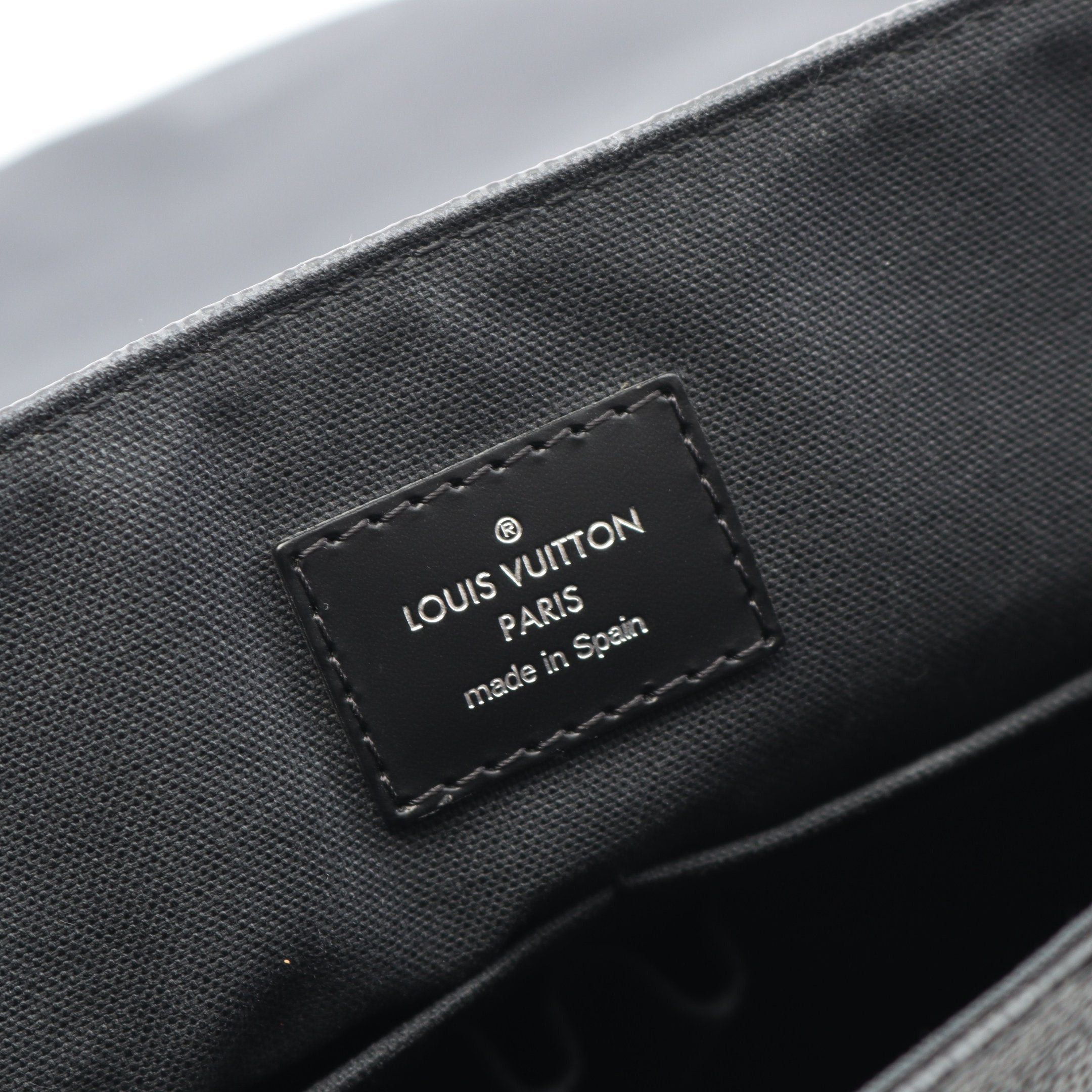 Louis Vuitton Louis Vuitton District Mm Damier Graphite Shoulder Bag Leather Black Size ONE SIZE - 4 Thumbnail