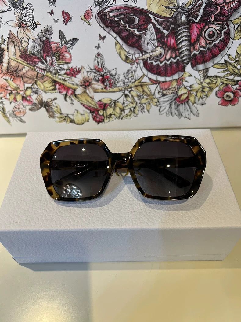 Dior Dior Leopard Print Sunglasses Complete Set Size ONE SIZE - 2 Thumbnail