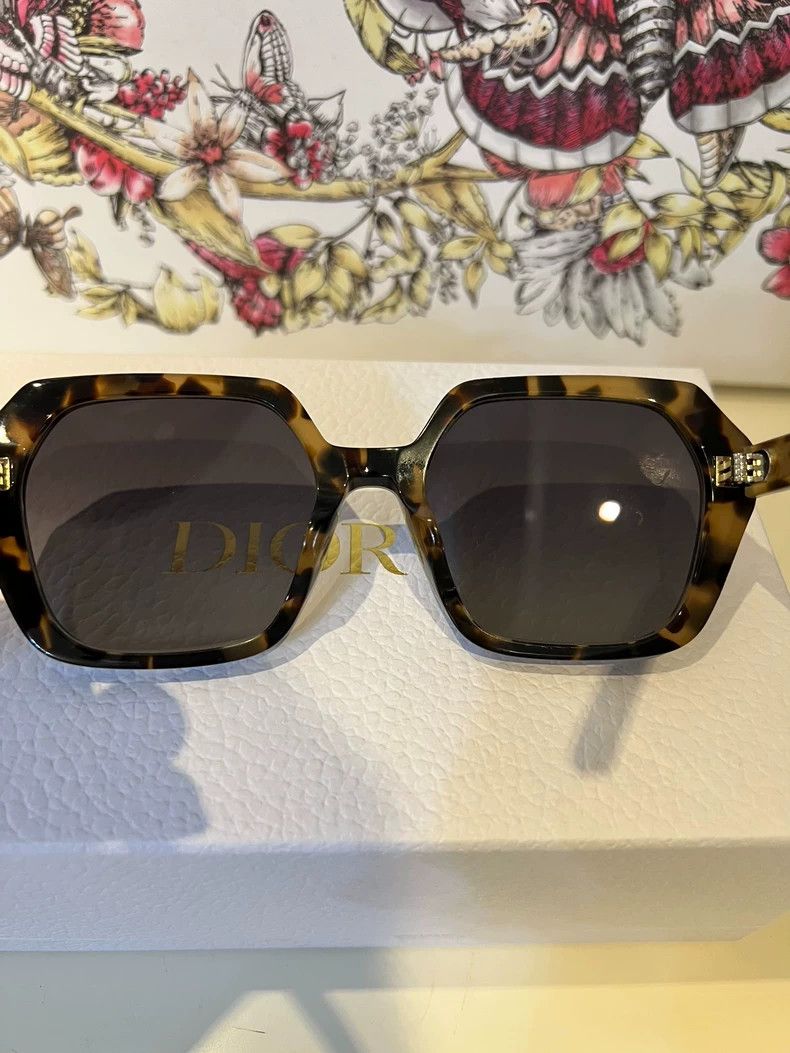 Dior Dior Leopard Print Sunglasses Complete Set Size ONE SIZE - 7 Thumbnail