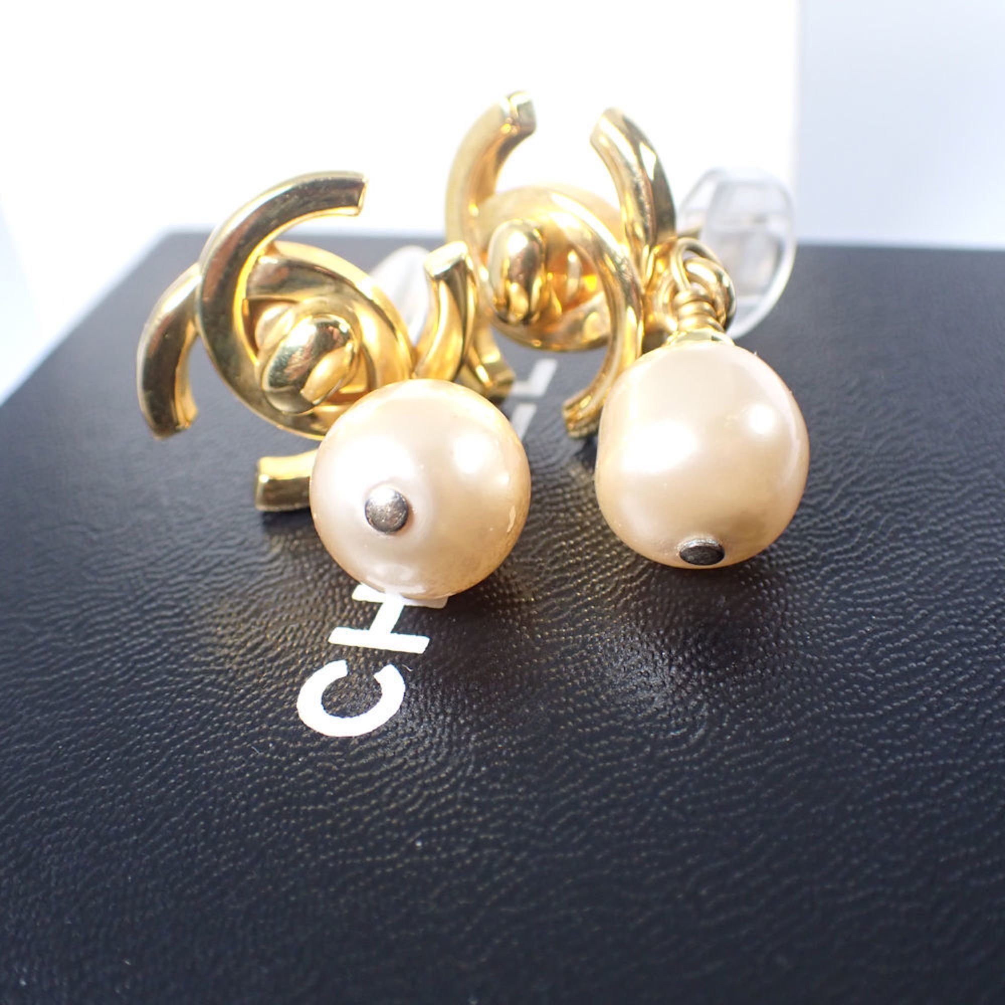 Chanel Chanel fake pearl earrings with gold hardware Size ONE SIZE - 8 Thumbnail