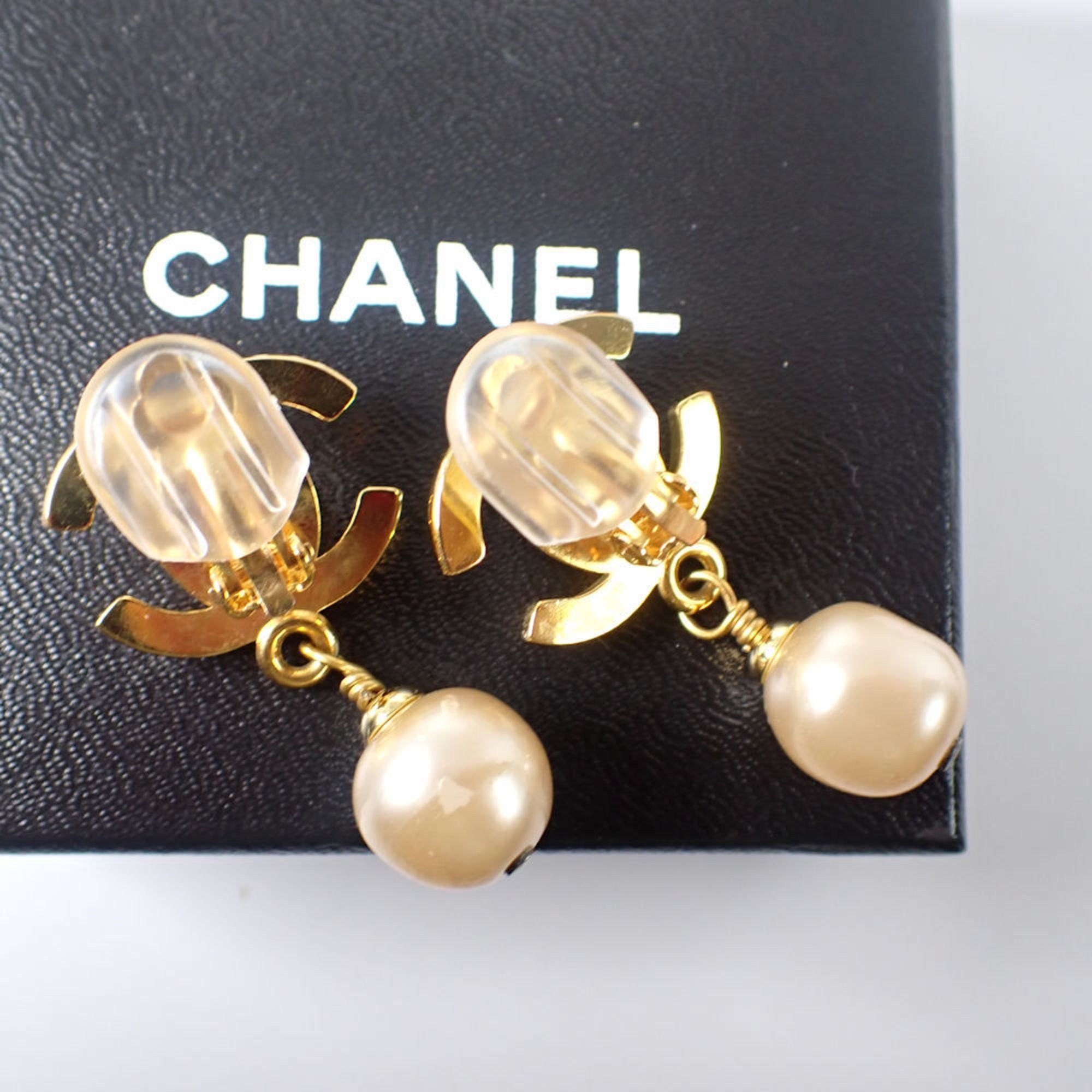Chanel Chanel fake pearl earrings with gold hardware Size ONE SIZE - 10 Thumbnail