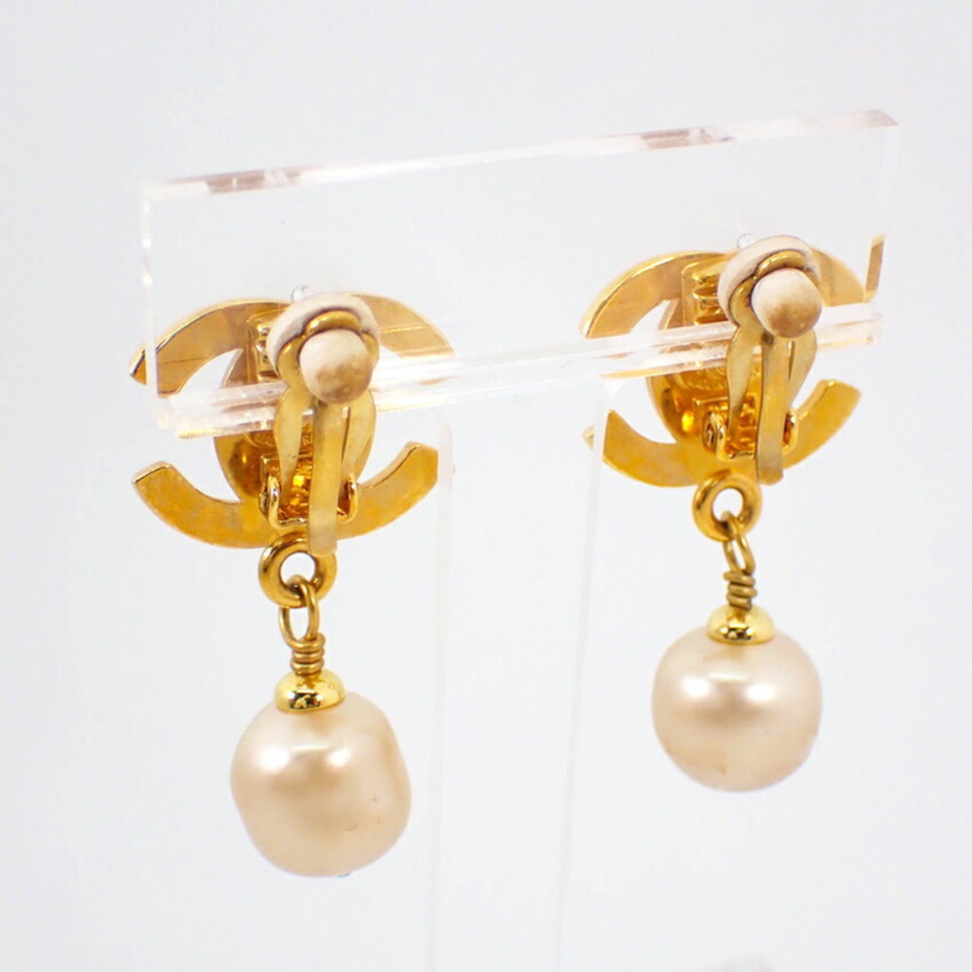 Chanel Chanel fake pearl earrings with gold hardware Size ONE SIZE - 6 Thumbnail