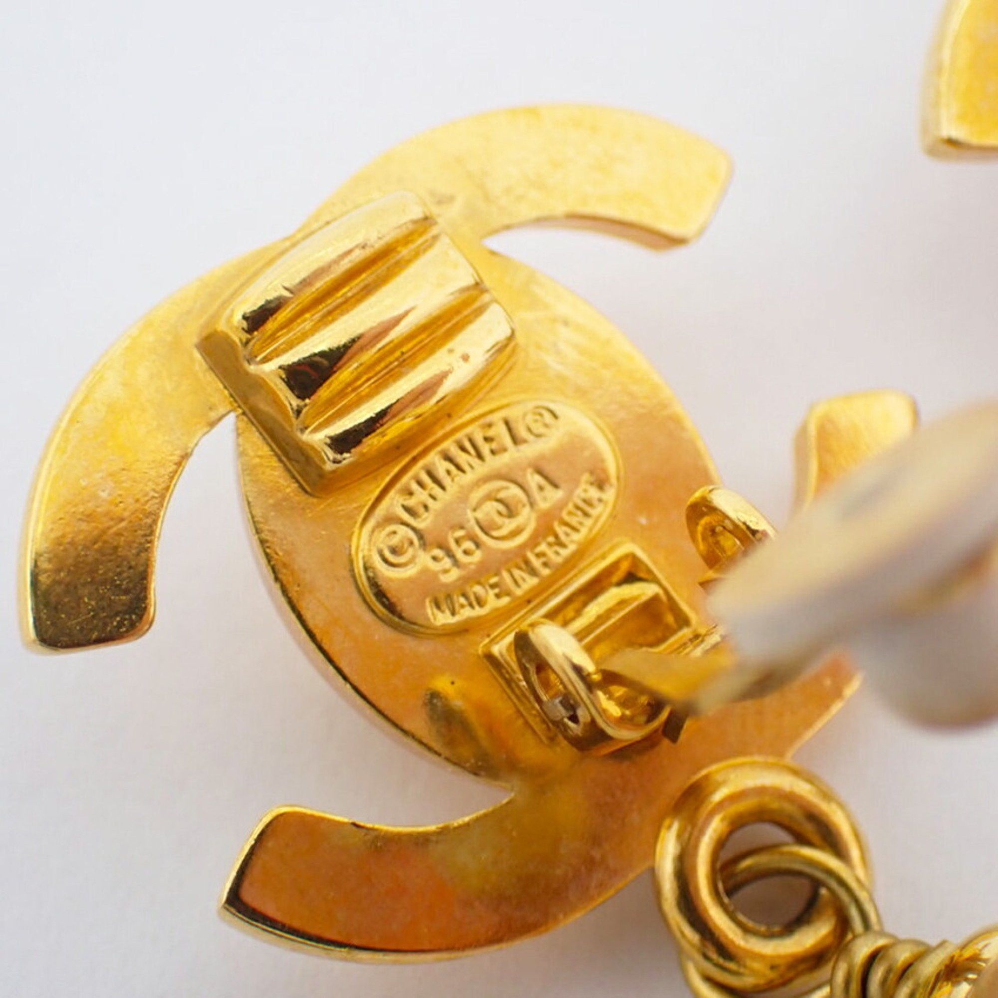 Chanel Chanel fake pearl earrings with gold hardware Size ONE SIZE - 7 Thumbnail