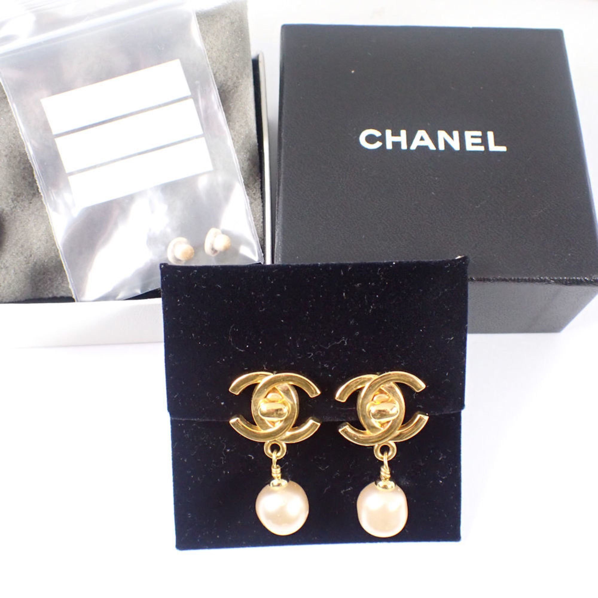 Chanel Chanel fake pearl earrings with gold hardware Size ONE SIZE - 3 Thumbnail