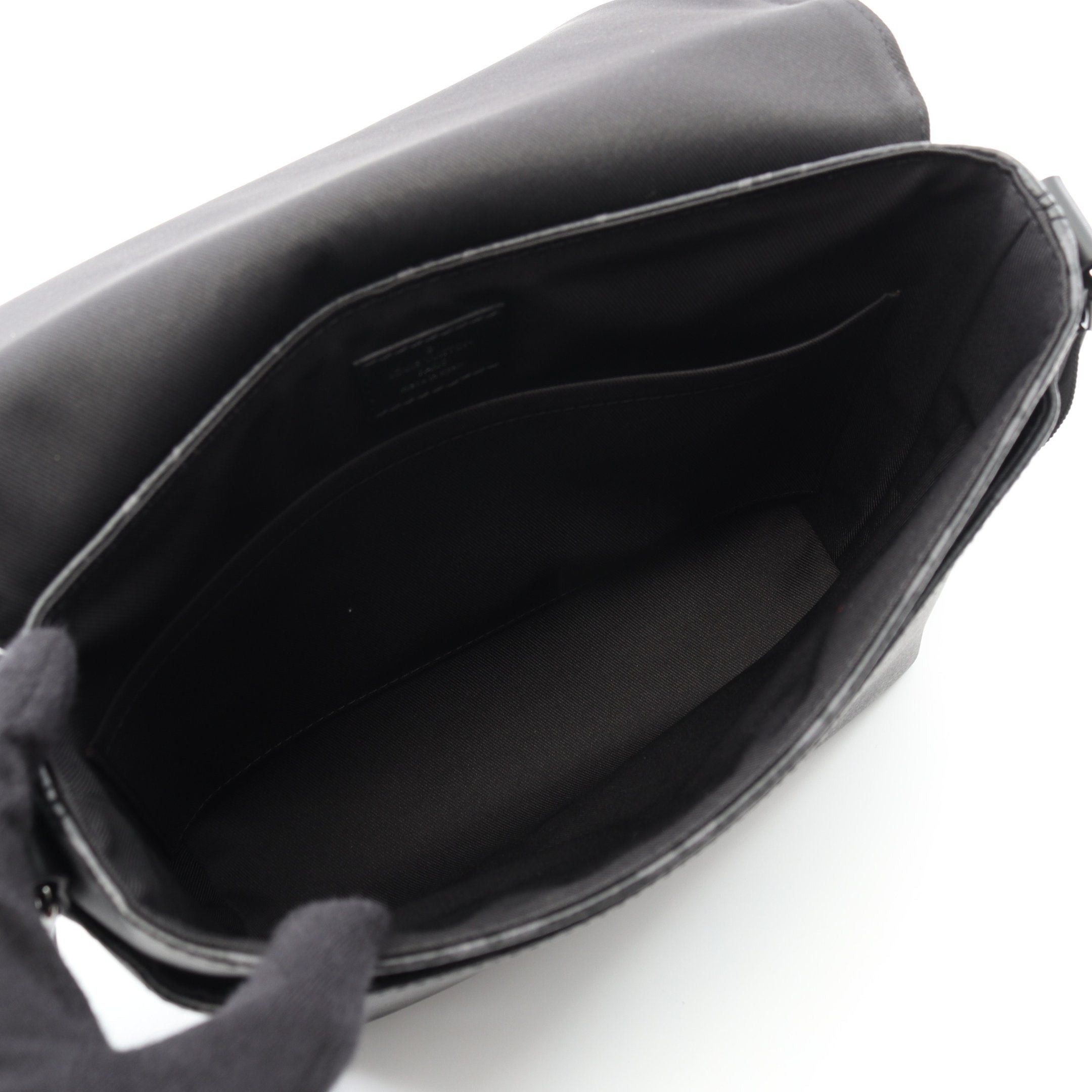 Louis Vuitton Louis Vuitton District Pm Monogram Eclipse Shoulder Bag Leather Black Size ONE SIZE - 3 Thumbnail