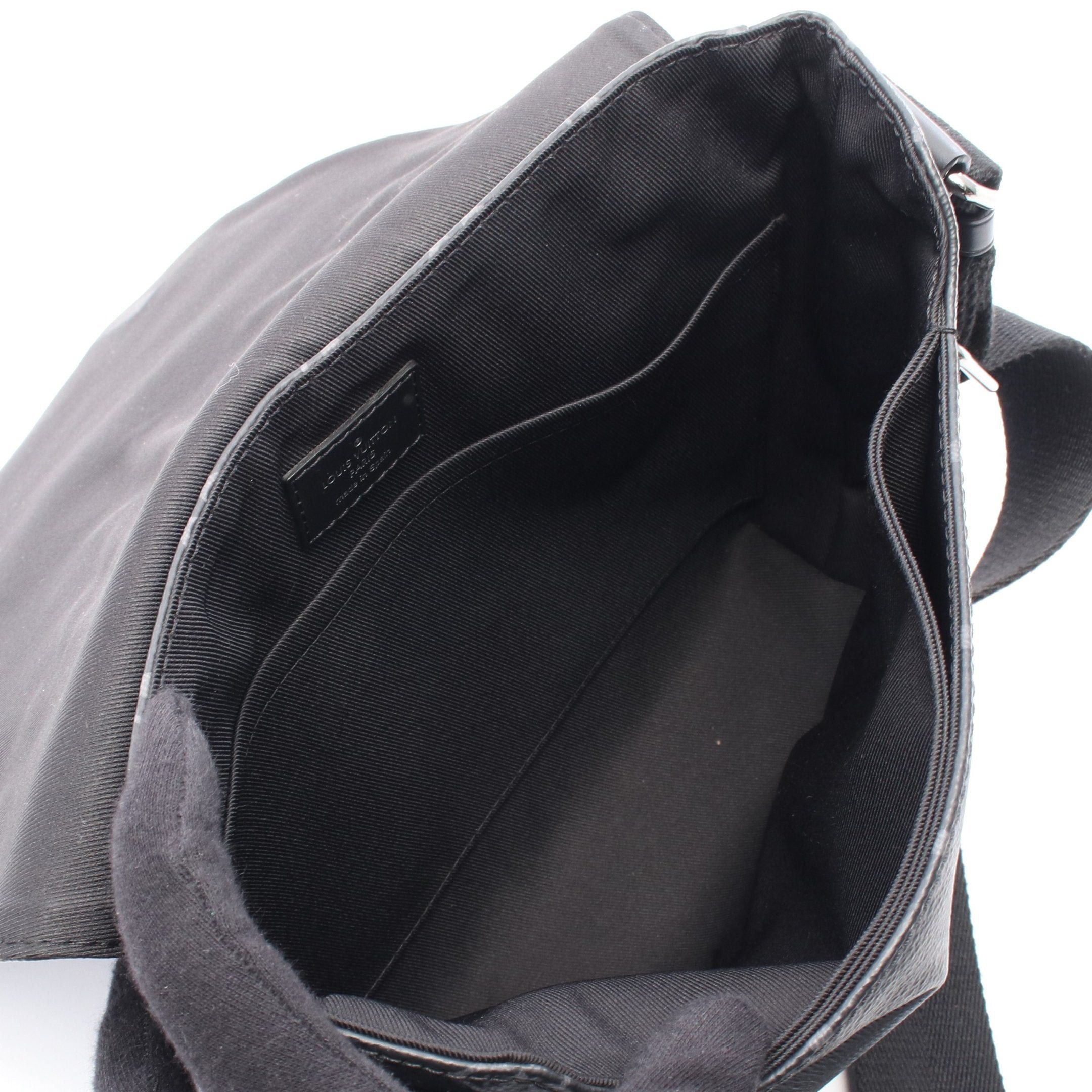 Louis Vuitton Louis Vuitton District Pm Nm Monogram Eclipse Shoulder Bag Leather Black Size ONE SIZE - 3 Thumbnail