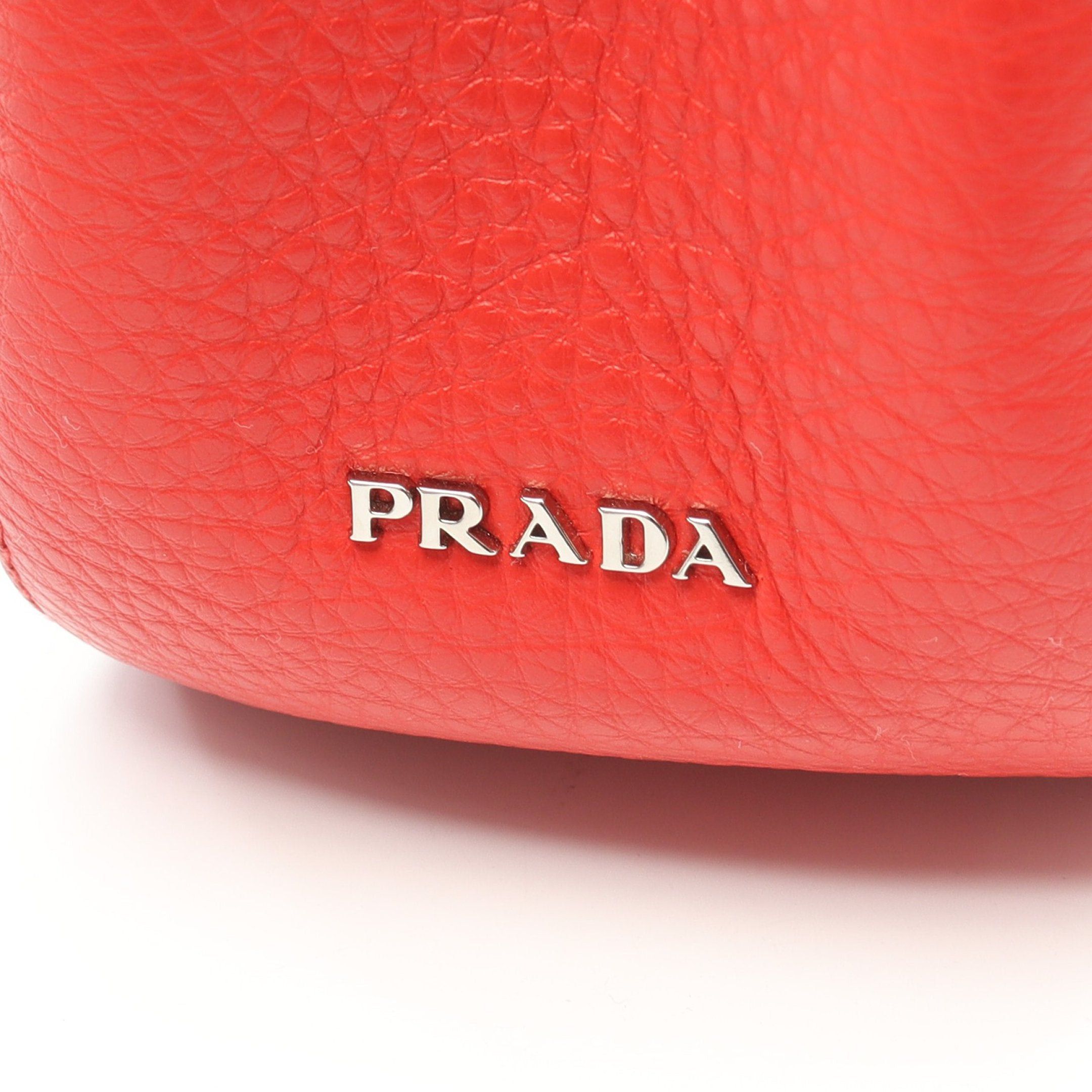 Prada Prada Chain Handbag Eyelet Red Size ONE SIZE - 4 Thumbnail