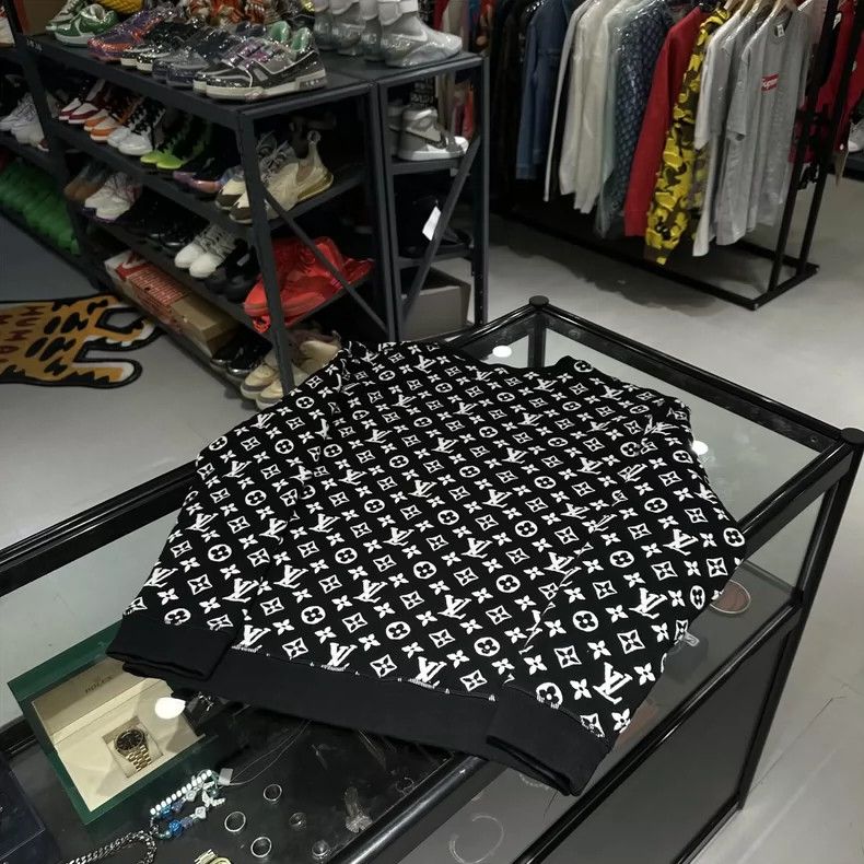 Louis Vuitton Louis Vuitton Graphic Pattern Sweatshirt for Men Size US M / EU 48-50 / 2 - 2 Thumbnail