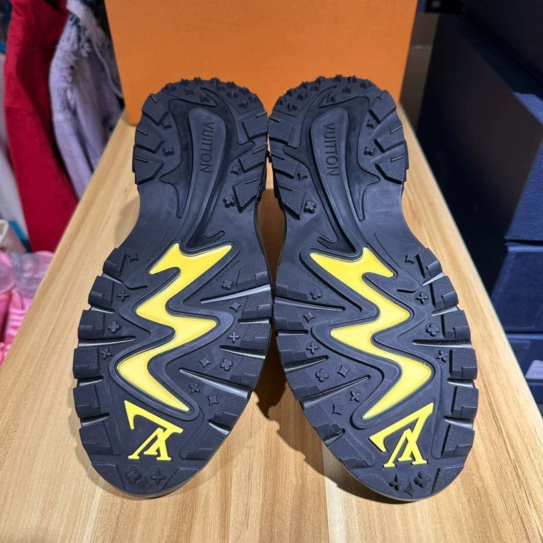 Louis Vuitton Louis Vuitton Runner Tactic Yellow Size 42.5 Size US 9.5 / EU 42-43 - 6 Thumbnail