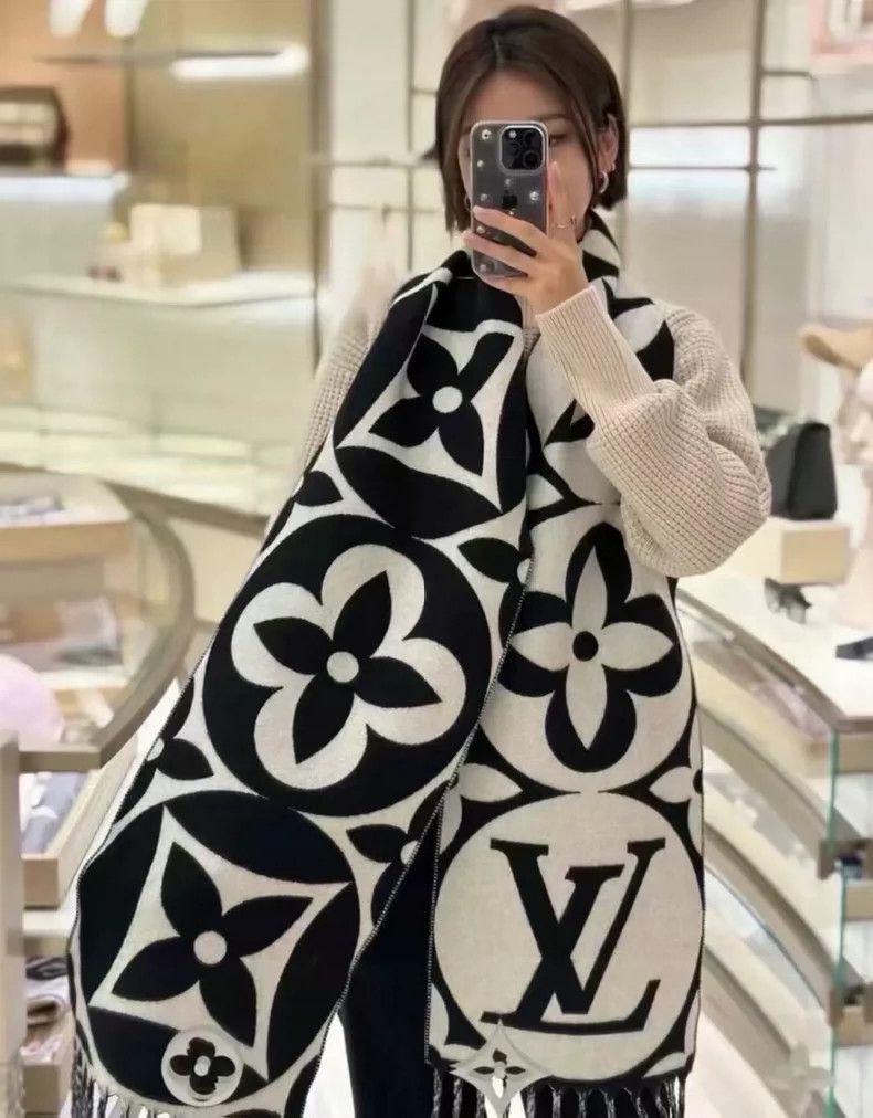 Louis Vuitton Louis Vuitton Cashmere Scarf with Fringe Size ONE SIZE - 2 Thumbnail