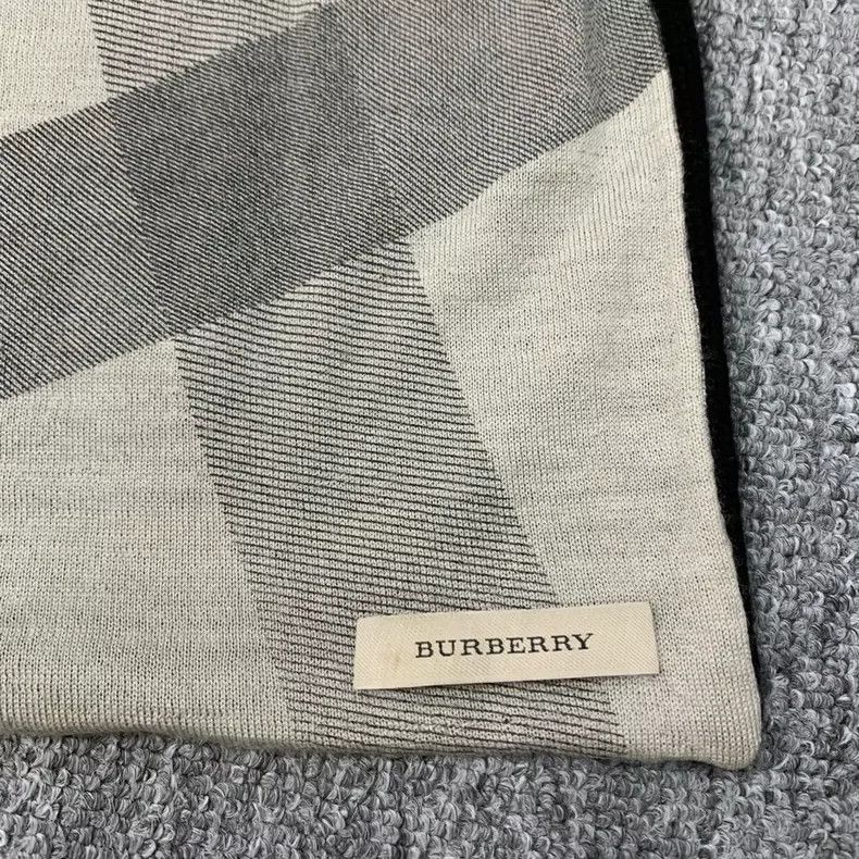 Burberry Burberry Check Scarf in Black and Gray Size ONE SIZE - 8 Thumbnail