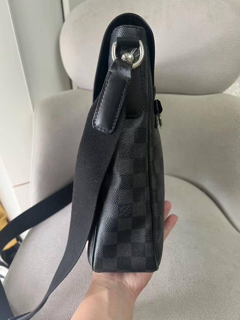 Louis Vuitton Lv Black Checkerboard Messenger Bag Classic Style Size ONE SIZE - 5 Thumbnail